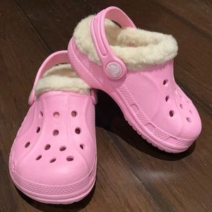 Faux fur pink Crocs size toddler 6/7